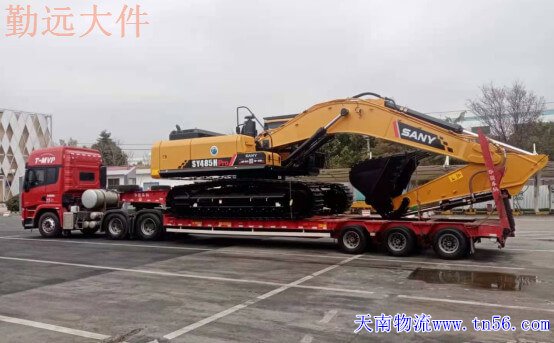 挖掘机拖车图片